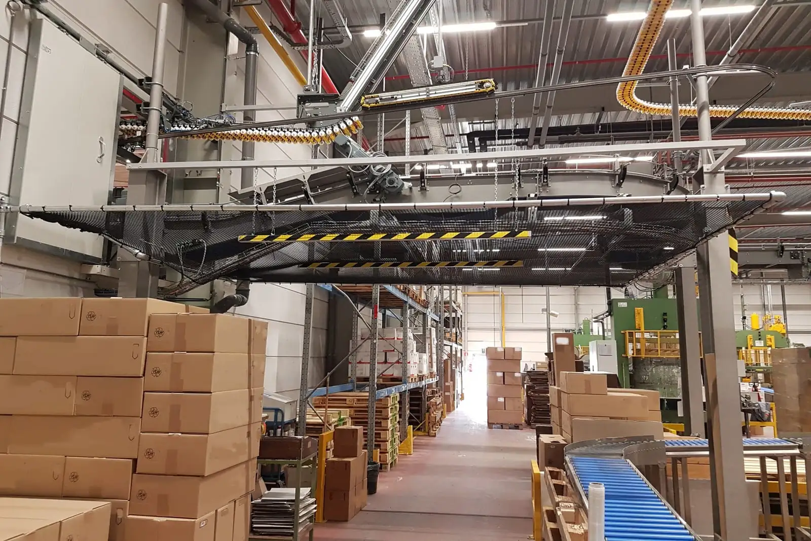 Horizontaal veiligheidsnet boven een werkplek dat vallende producten opvangt