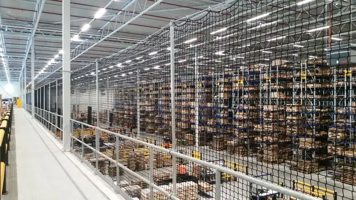 Mezzanine in een magazijn met netten langs de open zijde