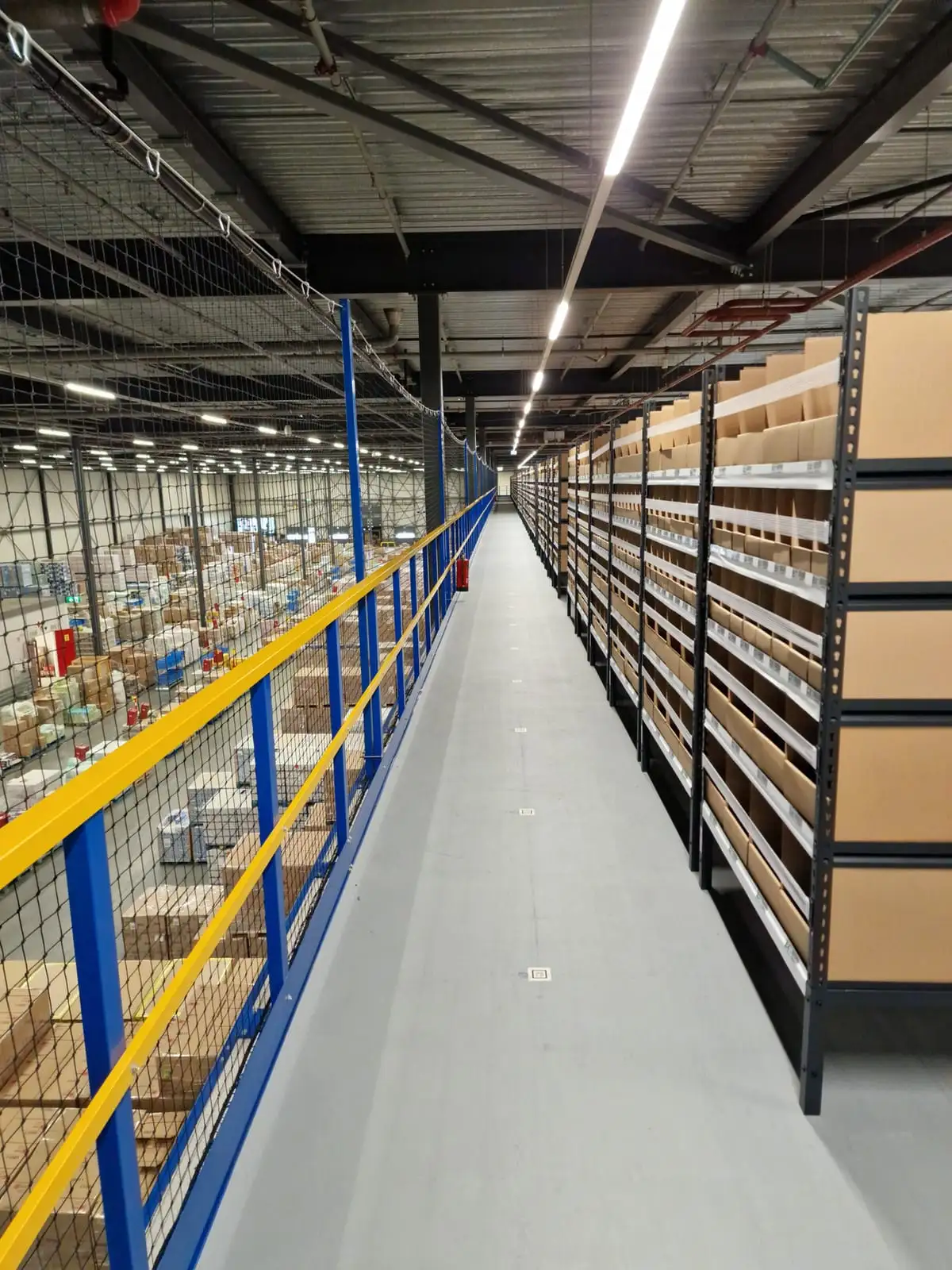 Mezzaninenet met relingpalen in de kleur van de bestaande balustrade