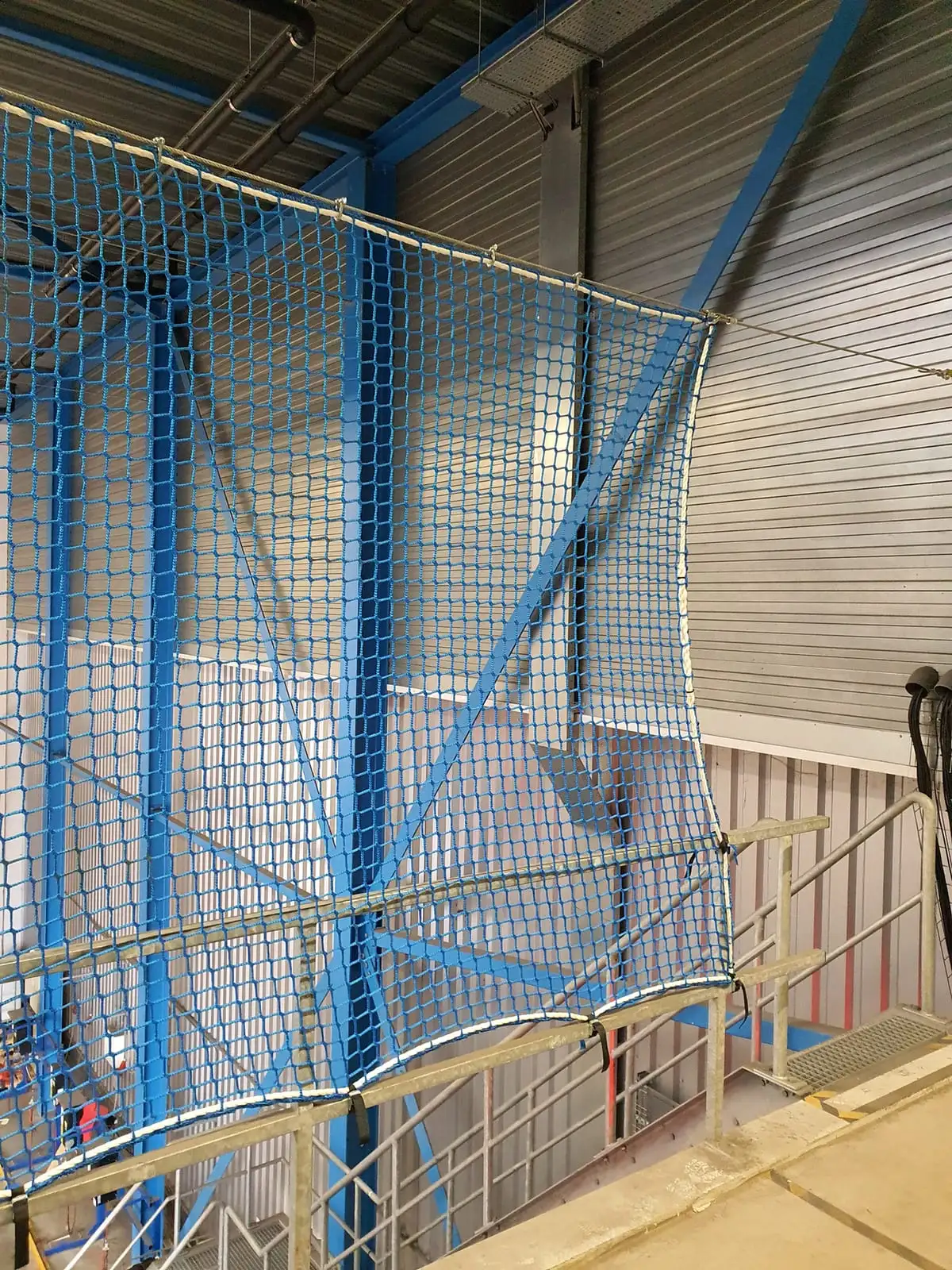 Mezzaninenet tussen een staalkabel en de balustrade