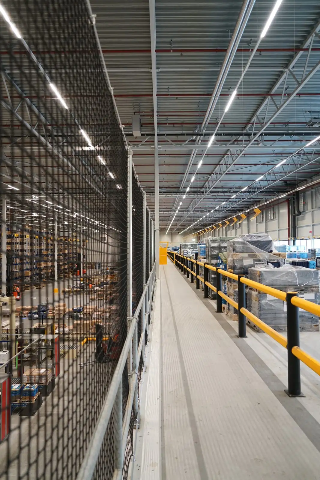 Net met staalkabel en palen in dezelfde uitvoering als de reling
