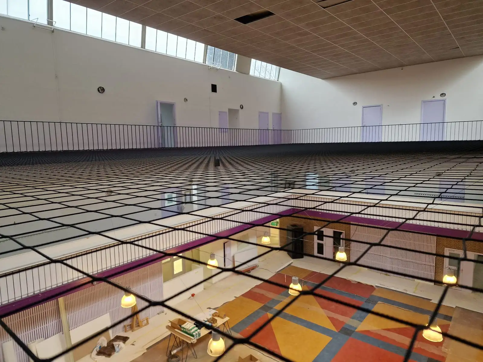 Horizontaal vangnet in een atrium