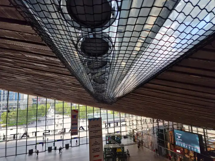 Netten onder de overkapping van Rotterdam Centraal tegen vallende materialen