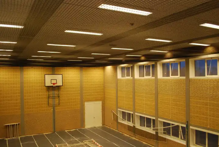 Net ter bescherming van het plafond van een grote sporthal