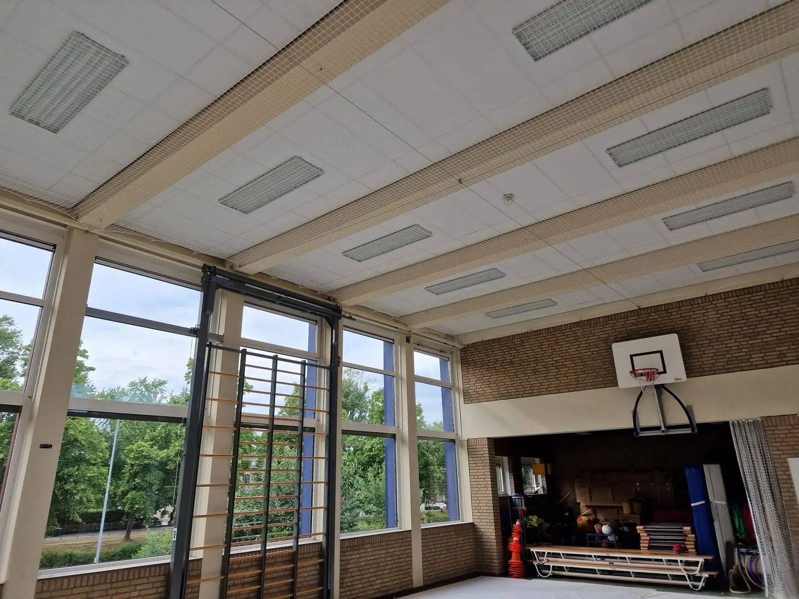 Wit plafondbeschermingsnet tegen ballen in een sporthal