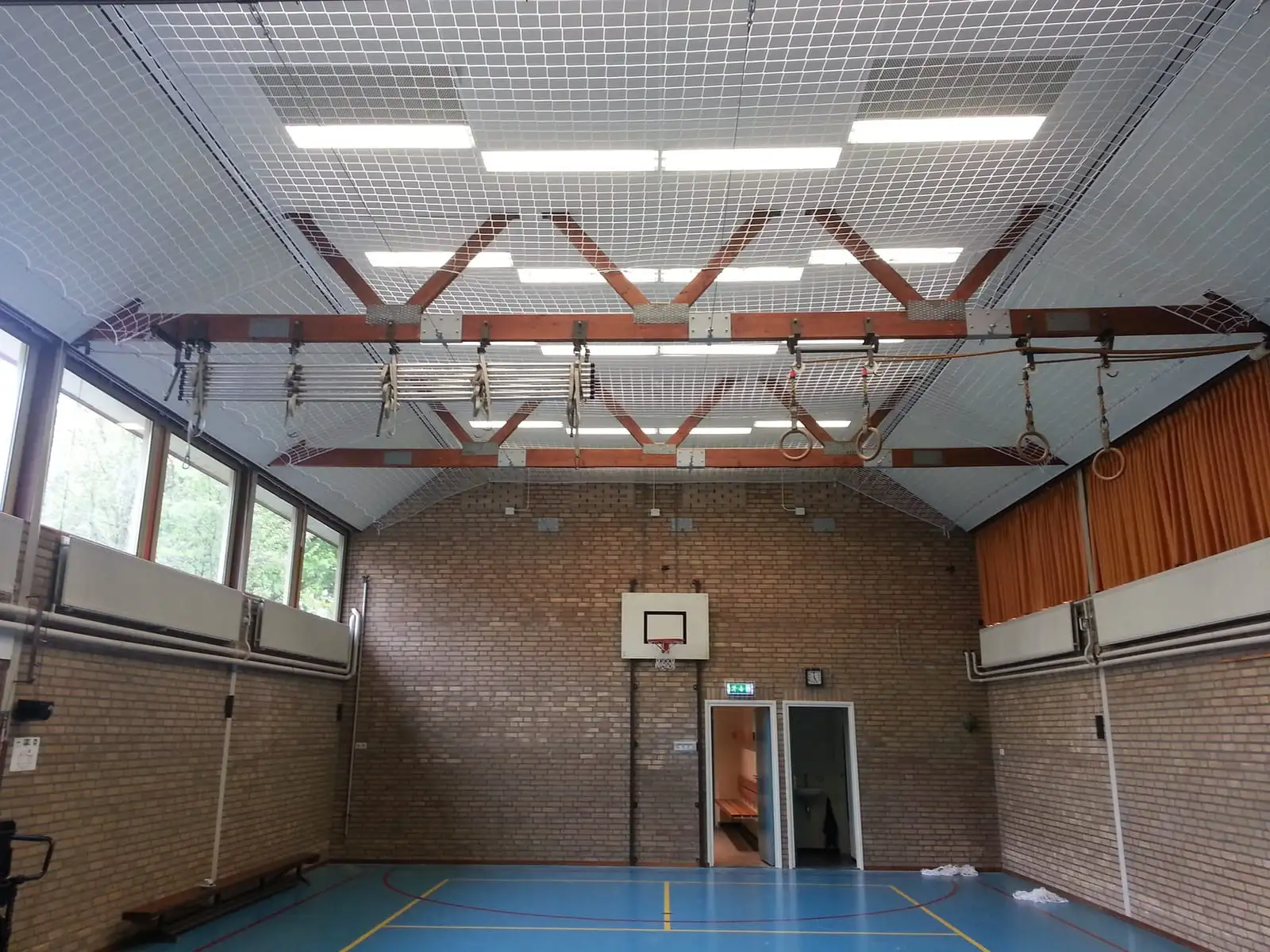 Maatwerk net ter bescherming van het plafond van een sporthal