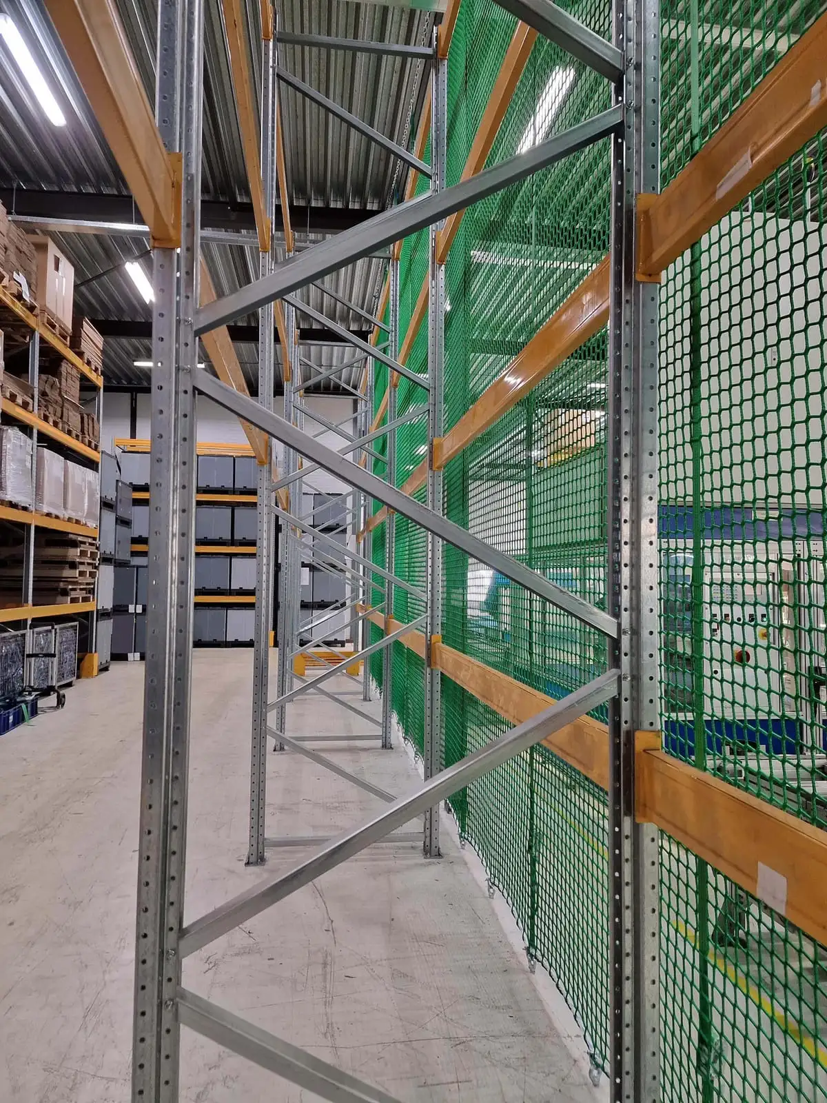 Groen stellingnet aan een palletstelling