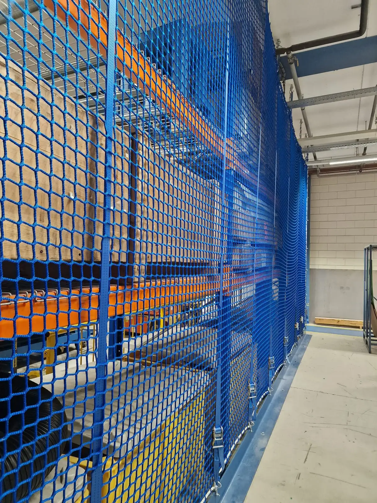Stellingnet aan de onderkant bevestigd aan aanrijdbeveiliging