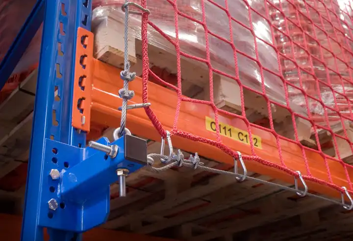 Stellingnet met afstandhouders op een oranje stelling