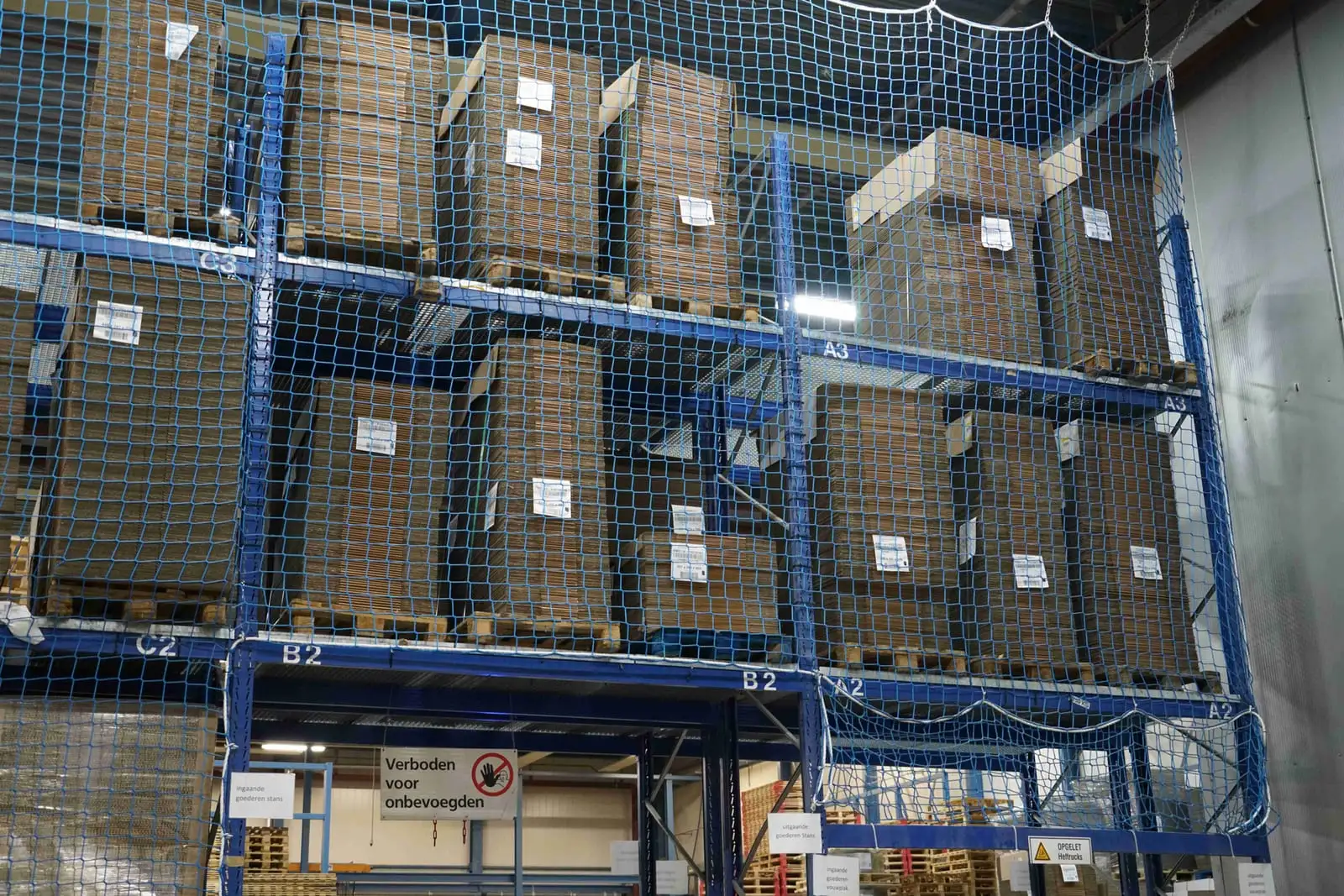 Veiligheidsnet zonder afstand direct op de stelling gemonteerd