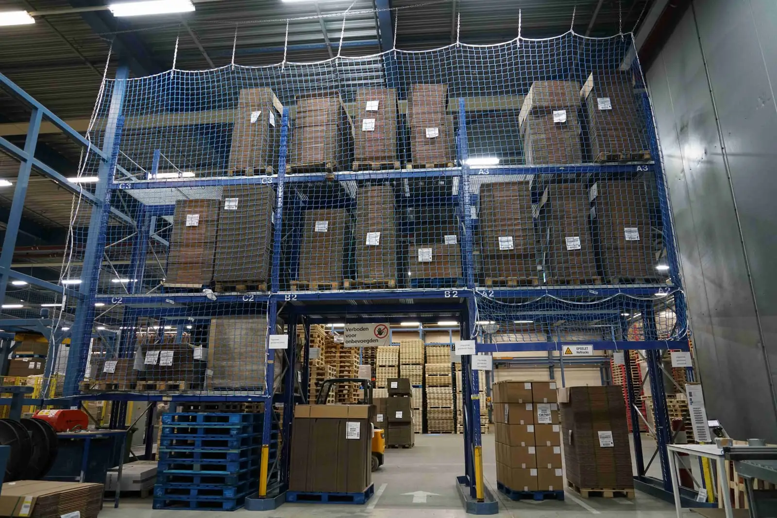 Veiligheidsnet aan een stelling met een doorgang
