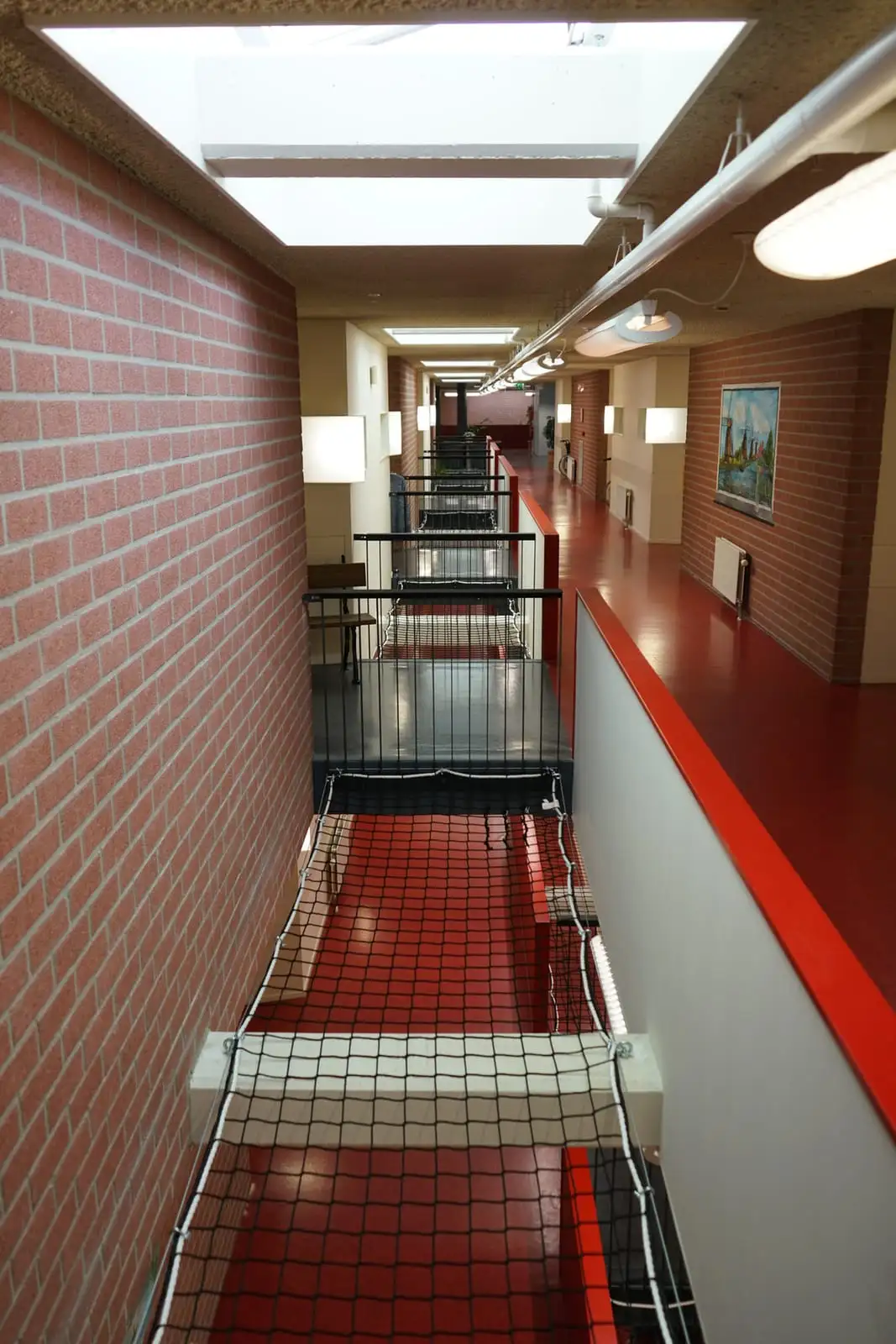 Valbeveiligingsnet in de galerij van een verpleeghuis