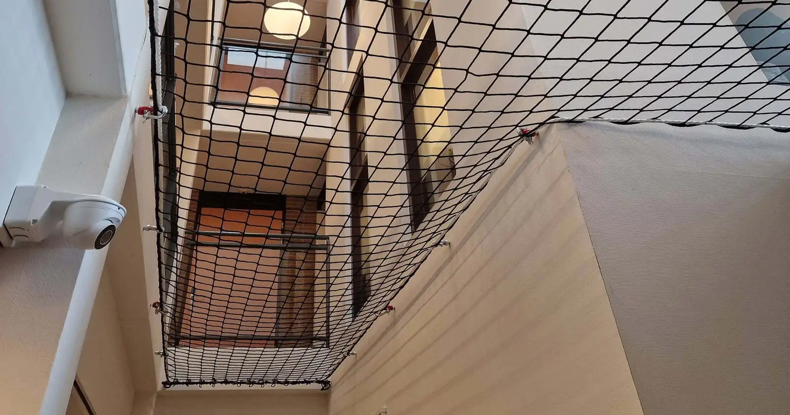Veiligheidsnet voor valbeveiliging in een hoek van een trappenhuis