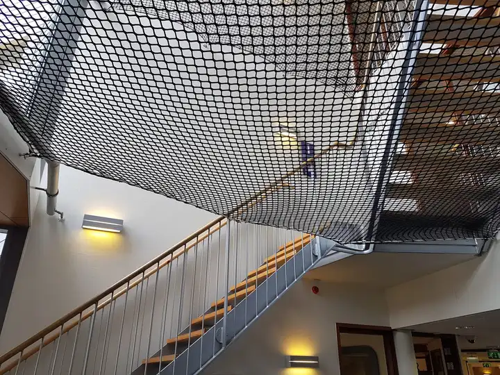 Veiligheidsnet in het trappenhuis van een zorginstelling